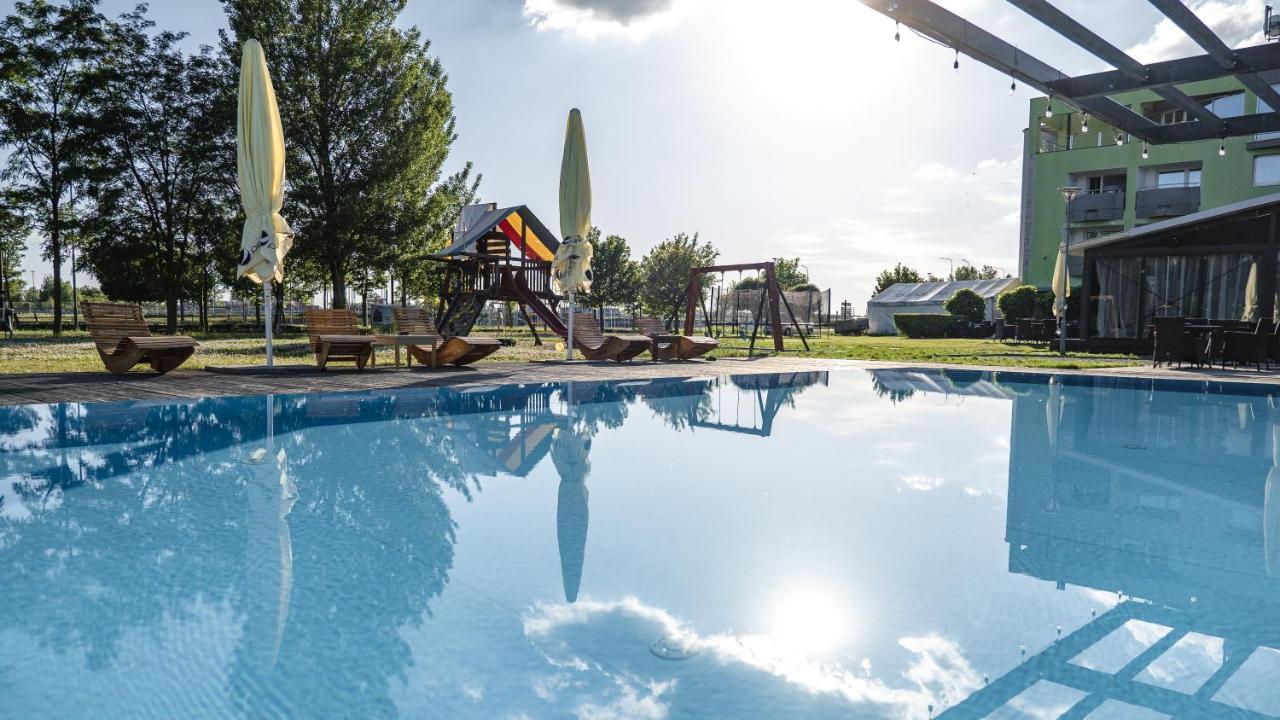 Hotel And Park Divoka Voda Bratislava Eksteriør bilde