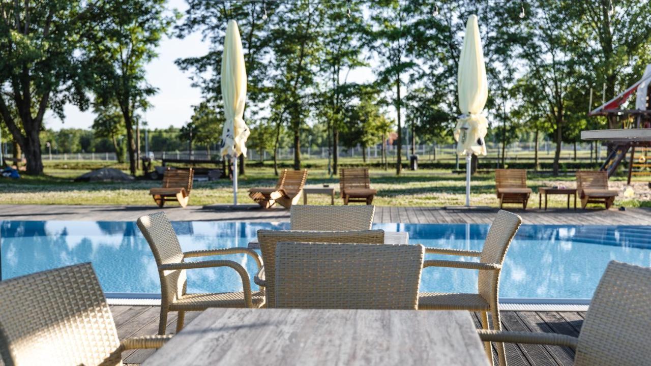 Hotel And Park Divoka Voda Bratislava Eksteriør bilde