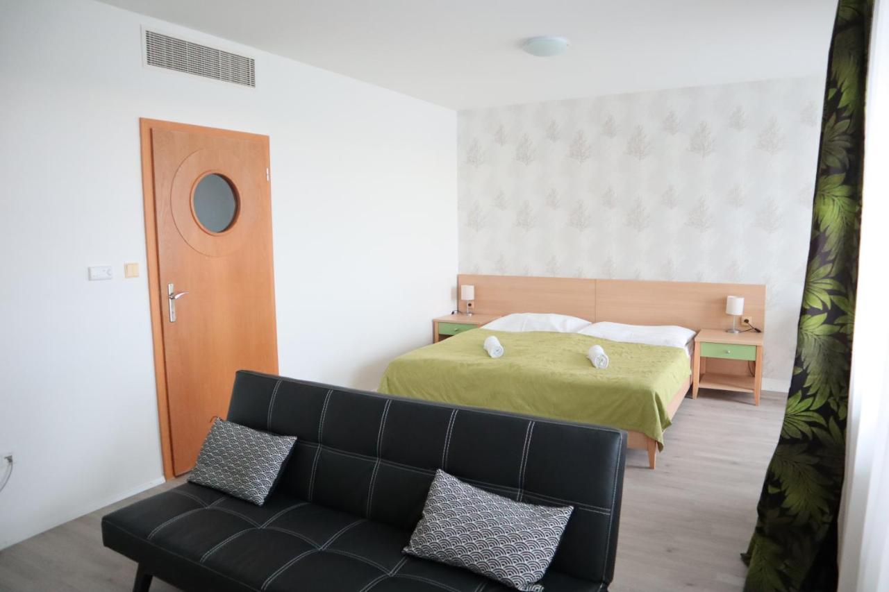 Hotel And Park Divoka Voda Bratislava Eksteriør bilde
