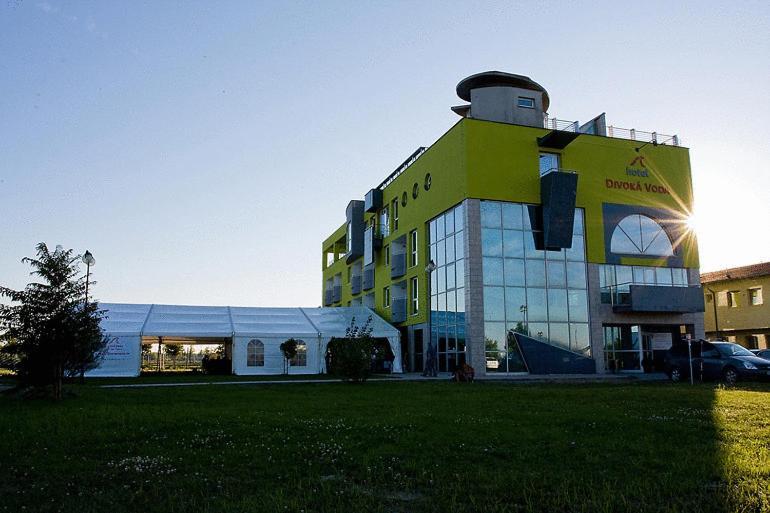 Hotel And Park Divoka Voda Bratislava Eksteriør bilde